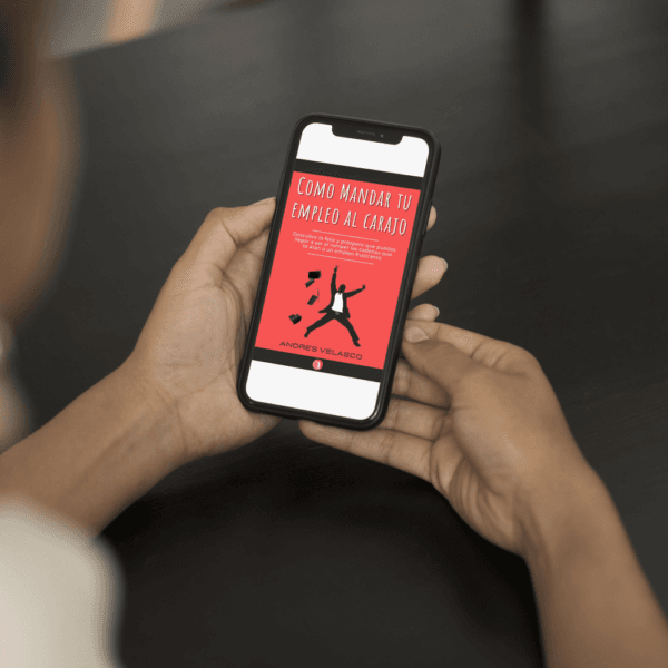 Close up hands holding phone mockup Como mandar tu empleo al carajo